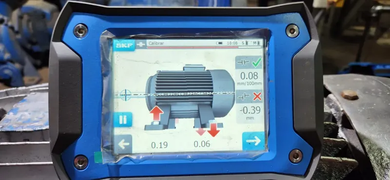 Instrumento digital mostrando el análisis de alineación de un motor