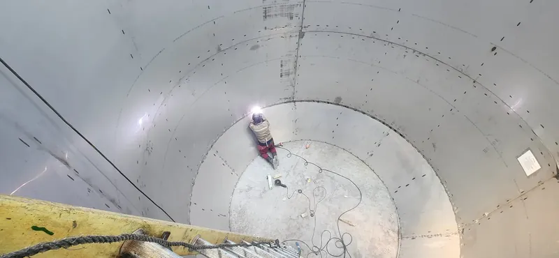 Operario trabajando en el interior de un tanque de gran diámetro
