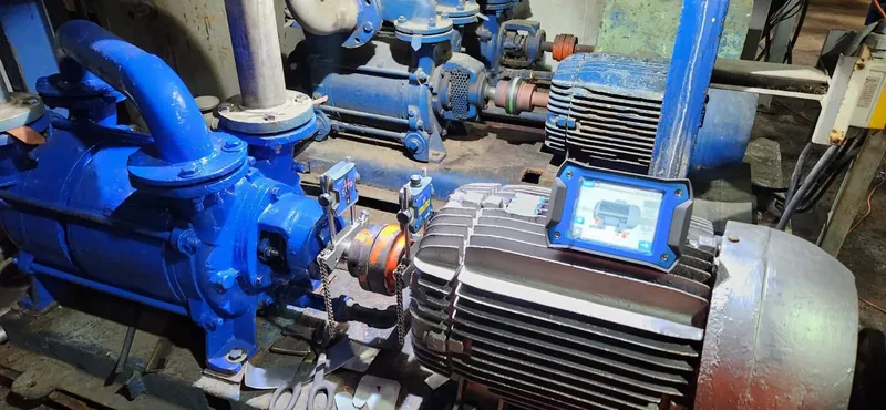 Conjunto de bomba y motor con acoplamiento en una planta industrial
